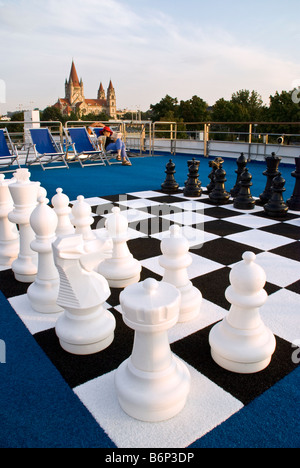 Danube River Cruise Ship, angolo ricreativo con grandi set di scacchi, ancorate a Vienna Foto Stock