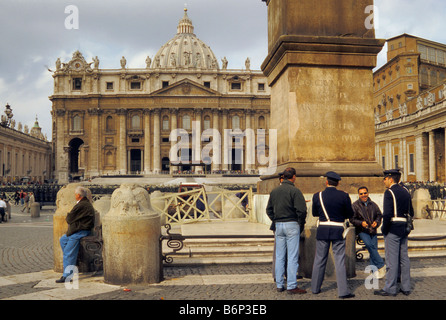 Carabinieri a obelisco egiziano con la Chiesa di St Peters in distanza a Piazza San Pietro in Vaticano Foto Stock