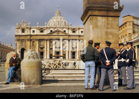 Gruppo Romano di carabinieri a obelisco egiziano con la Chiesa di St Peters in distanza a Piazza San Pietro in Vaticano Foto Stock