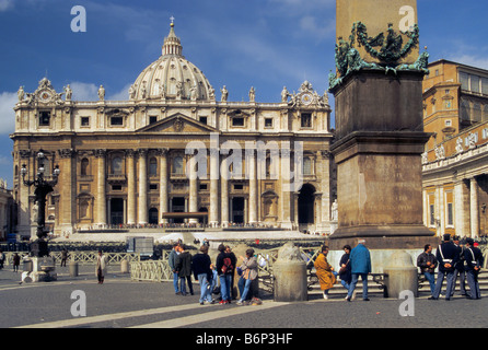 Obelisco Egiziano con la Chiesa di St Peters in distanza a Piazza San Pietro in Vaticano Foto Stock