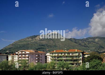 Il monastero di Monte Cassino visto dalla città di Cassino Frosinone Provincia della regione Lazio Italia Foto Stock