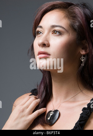 Ritratto in studio di pensosa guardando bella giovane donna Foto Stock