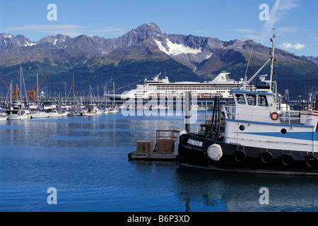 Barche da pesca e Holland America nave da crociera SS Rhyndam in porto con Kenai Mountains nel retro Seward Alaska Foto Stock