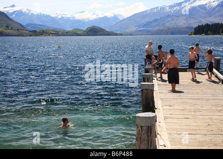 Kids saltando nel lago Wanaka, Nuova Zelanda Foto Stock