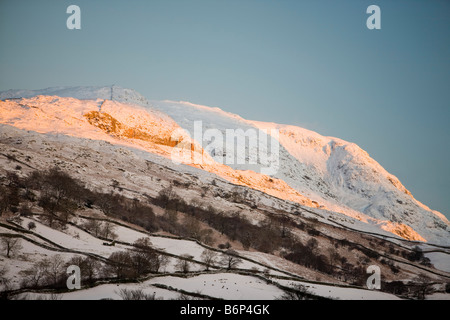 Sunrise su rosso ghiaioni e il Kirkstone Pass Near Ambleside nel distretto del lago REGNO UNITO Foto Stock