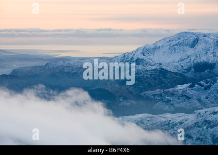 Un avvicinamento tempesta davanti proveniente da sopra il Lakeland fells da ovest adottate dal vertice di Fairfield nel distretto del Lago Foto Stock