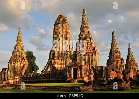 Wat Chai Watthanaram al tramonto, Ayutthaya, Thailandia. Foto Stock