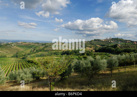 San Gimignano Toscana Italia Medieval hill top città di San Gimignano e sulla campagna circostante Foto Stock