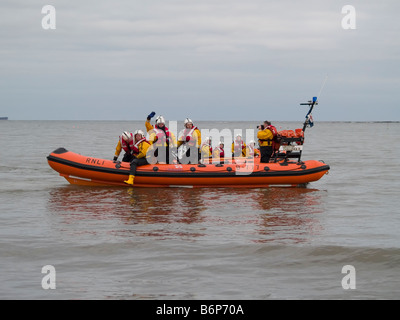 Una scialuppa di salvataggio RNLI off Redcar beach in attesa per i bagnanti in un Boxing Day carità nuotare Foto Stock