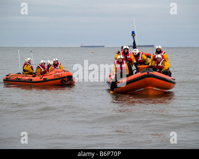 Due imbarcazioni di salvataggio RNLI off Redcar beach in attesa per i bagnanti in un Boxing Day carità nuotare Foto Stock