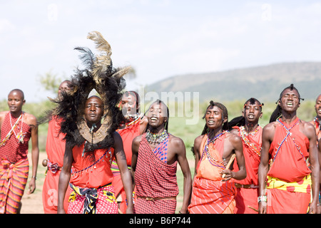 Maasia mara uomini cerimonia di benvenuto Foto Stock