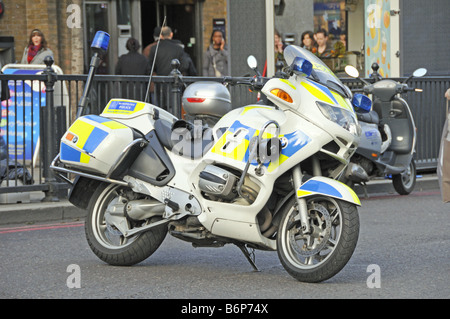 La Metropolitan Police bici del motore Upper Street Londra Inghilterra REGNO UNITO Foto Stock