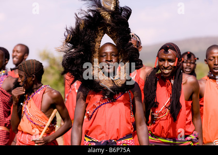 Maasia mara uomini cerimonia di benvenuto Foto Stock