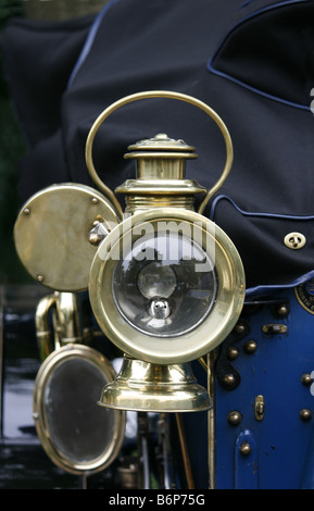 Ottone antico gas powered proiettore su auto d'epoca, prese a Chatsworth House, Derbyshire. Foto Stock