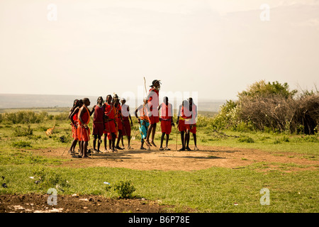 Maasia mara uomini cerimonia di benvenuto Foto Stock