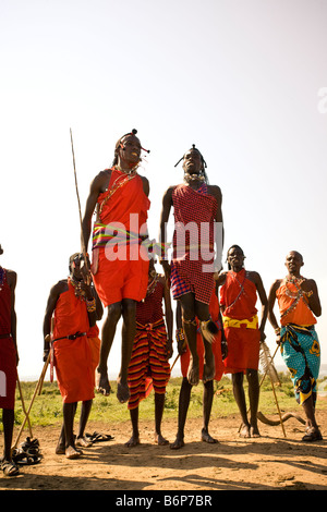 Maasia mara uomini cerimonia di benvenuto Foto Stock