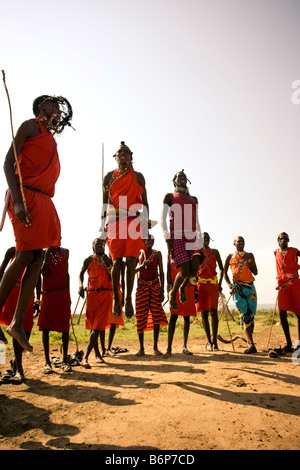 Maasia mara uomini cerimonia di benvenuto Foto Stock