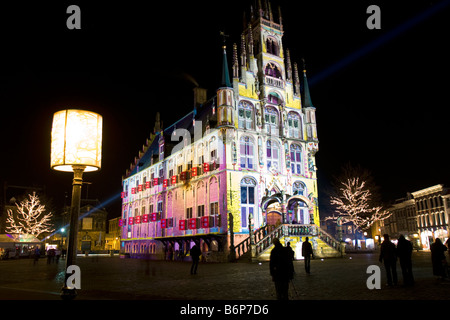 Municipio di luce policromatico sporgenza dall artista francese Patrice Warrener. Piazza del Mercato, Gouda, Paesi Bassi Foto Stock