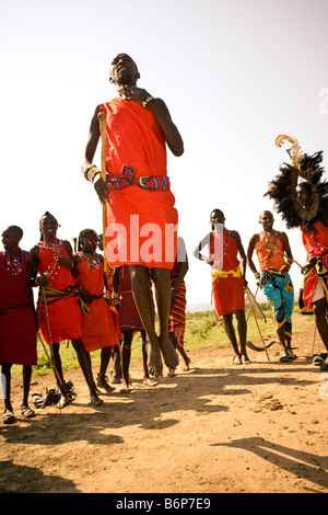 Maasia mara uomini cerimonia di benvenuto Foto Stock