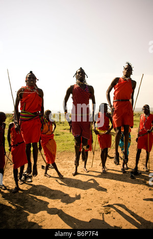 Maasia mara uomini cerimonia di benvenuto Foto Stock