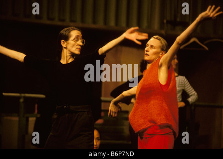 Choreograph Pina Bausch mentre reheasal con la ballerina Julie Shanahan in Wuppertal Foto Stock