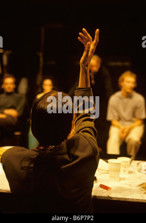 Choreograph Pina Bausch a Wuppertal, Germania, mentre le prove dando loro ensemble ballerina istruzioni per il loro gesto a mano Foto Stock