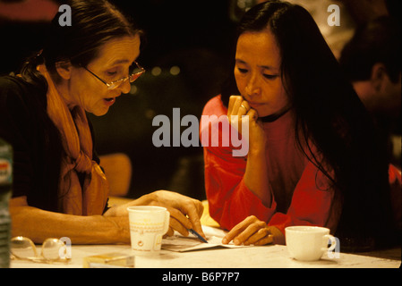 Choreograph Pina Bausch a Wuppertal, Germania, a prove con la ballerina Mariko Aoyama parlando Foto Stock