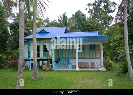 Vecchio Blu Malay kampung colorato a seri Menanti, Seremban, Malaysia Foto Stock