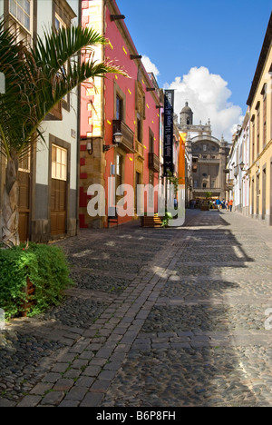 Tipica strada colorato in Vegueta città vecchia di Las Palmas, che conduce alla Cattedrale di Santa Ana, nel tardo pomeriggio di sole Gran Canaria Foto Stock