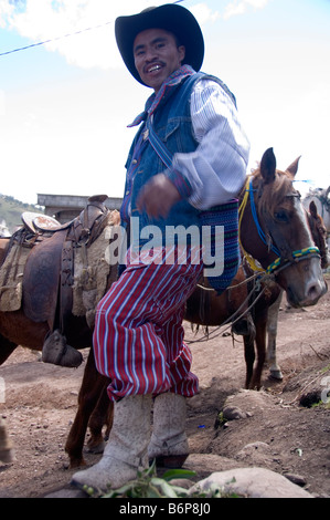 Guatemala. Cavaliere in La ventosa pronti a guidare il suo cavallo a Todos Santos Cuchumatan per unire le corse di cavalli in novembre 1. Foto Stock