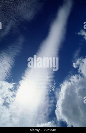 Drammatica nuvole bianche contro un cielo blu Foto Stock