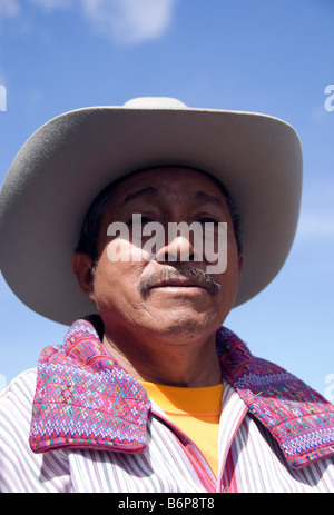 Ritratto di uomo che frequentano l'annuale corsa di cavalli su 1 novembre in Todos Santos Cuchumatan , Guatemala. Foto Stock