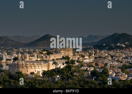 Palazzo di città da Devi Temple hill. Il Rajasthan. Udaipur. India Foto Stock