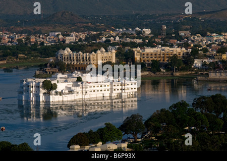 Lago Pichola. Palazzo della città. Lake Palace hotel (Jag Nivas) da Devi Temple hill. Il Rajasthan. Udaipur. India Foto Stock