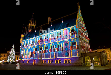 Municipio di luce policromatico sporgenza dall artista francese Patrice Warrener. Piazza del Mercato, Gouda, Paesi Bassi Foto Stock