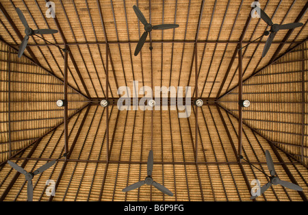 La parte inferiore di uno chalet resort di Bagan Lalang, Selangor, Malaysia Foto Stock