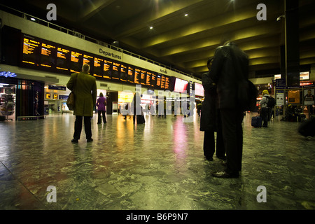 La stazione di Euston Concourse partenza Hall Londra Inghilterra Regno Unito Regno Unito GB Gran Bretagna Isole britanniche in Europa Foto Stock