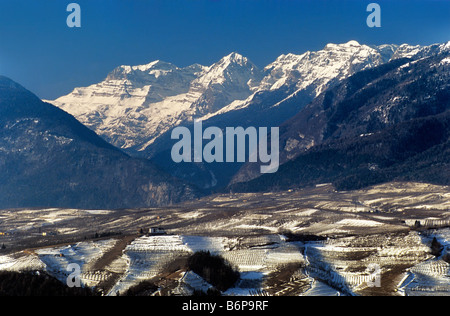 Massiccio del Brenta sulla Val di Tovel in inverno vista da Sanzeno village in Trentino Dolomiti Alto Adige Italia Foto Stock