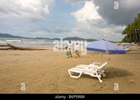 Le donne a piedi giù in spiaggia Tamarindo, Costa Rica Foto Stock