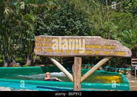 Fondo di 1.600 piedi (487 metri) lungo scivolo acquatico a Buena Vista Lodge, Costa Rica. Cuoio 'diaper' protegge le donne durante la diapositiva Foto Stock