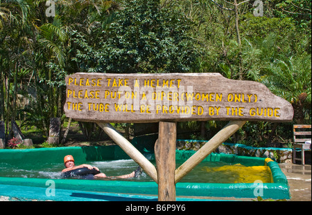 Fondo di 1.600 piedi (487 metri) lungo scivolo acquatico a Buena Vista Lodge, Costa Rica. Cuoio 'diaper' protegge le donne durante la diapositiva Foto Stock