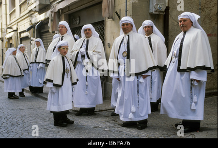 Gruppo di penitenti prima Settimana Santa Settimana Santa processione per la domenica delle Palme in Enna Sicilia Italia Foto Stock