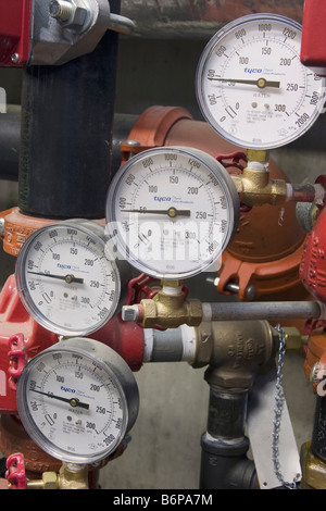 Acqua misuratori di pressione sul sistema antincendio Foto Stock