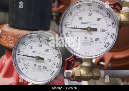 Acqua misuratori di pressione sul sistema antincendio Foto Stock