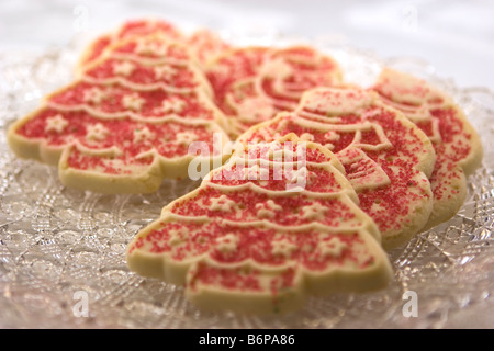 Rosso di zucchero di Natale i cookie sul piatto di portata Foto Stock