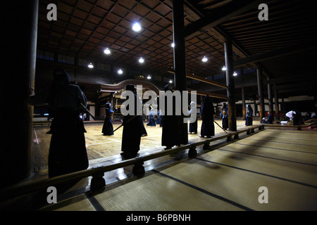 La pratica di Kendo a Budokuden Centro di Arti Marziali giapponese di Kyoto Foto Stock