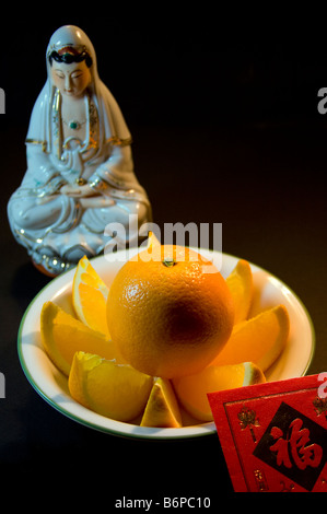 Anno Nuovo Cinese, Buddha, arance, rosso pacchetto di denaro, Hong Bao, Ang Pao, Lai vedere su sfondo nero. Foto Stock