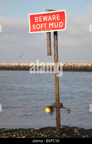 Fango morbido segno di avvertimento sul lungomare a Herne Bay Foto Stock