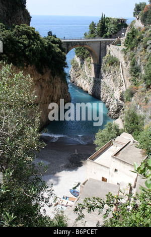 Furore e il fiordo e ponte stradale sulla costa di Amalfi Italia Foto Stock