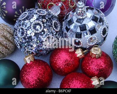 Natale ancora in vita, stelle, baubles, cracker per un biglietto di auguri di Natale scena, best, vacanze, felice, presente xmas sei argento rosso Foto Stock